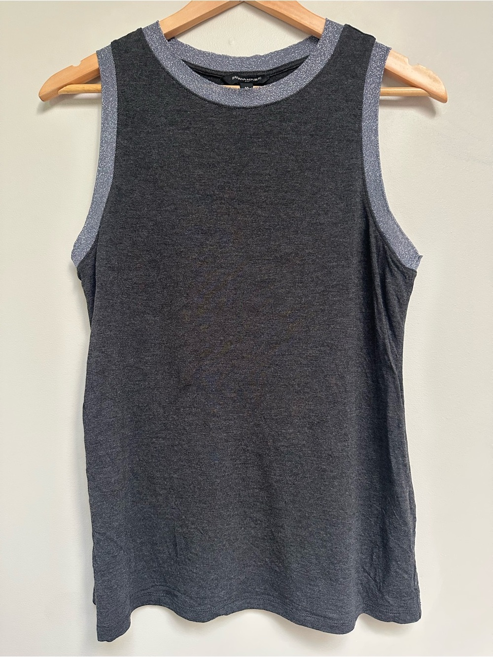 Banana Republic Gray Sleeveless Blouse w/ Silver Metallic Trim Women’s Medium‎